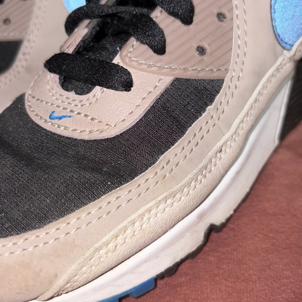Nike Low-Top Sneakers in Black, Beige & Light Blue - Picture 4 of 5